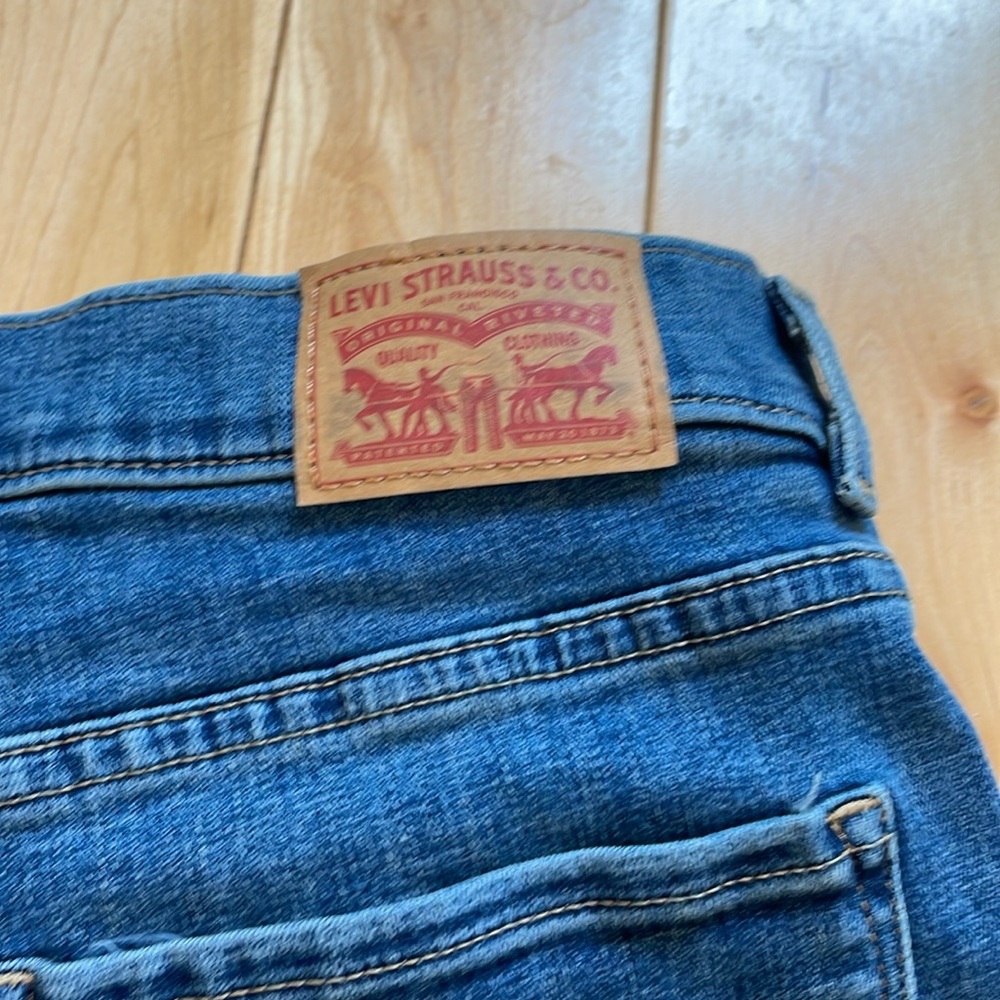 Levi’s regular wash classic wide leg crop red tag jeans